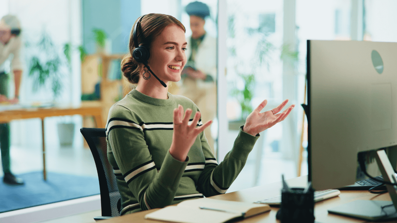 FAQ Fragen und Antworten_Eine Lernende gibt Auskunft am Telefon