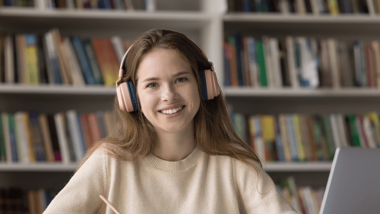Lernende Kauffrau EFZ lernt in einer Bibliothek